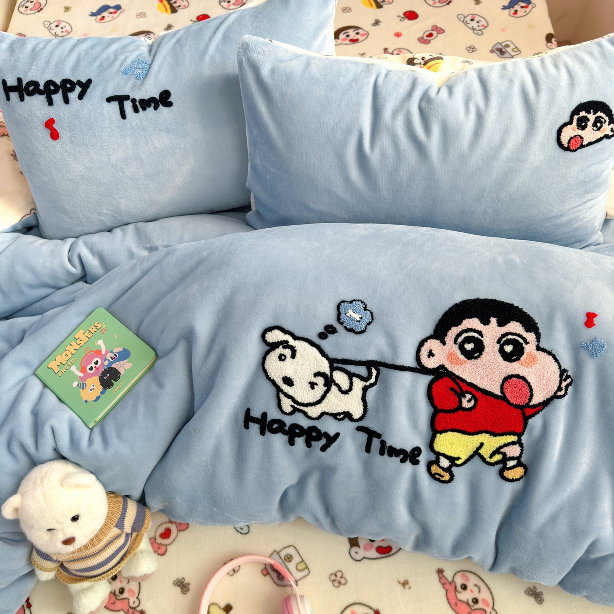 91家纺网 家纺一手货源 找家纺 三元色 2025新款牛奶绒绣花毛巾绣四件套 牛奶绒调皮小新