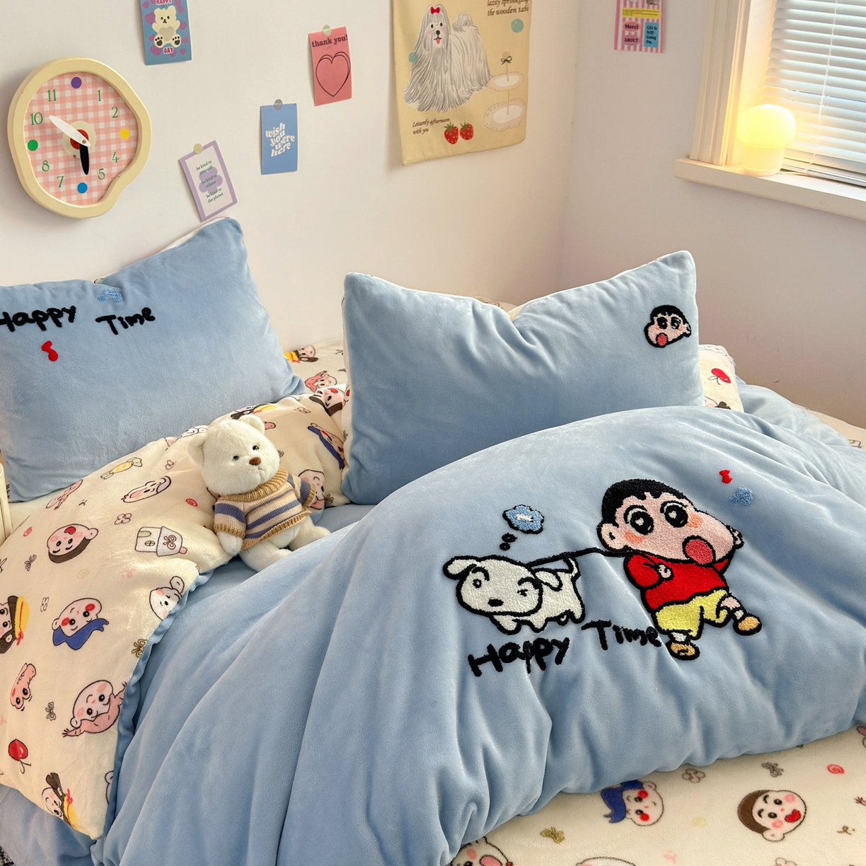 91家纺网 家纺一手货源 找家纺 三元色 2025新款牛奶绒绣花毛巾绣四件套 牛奶绒调皮小新