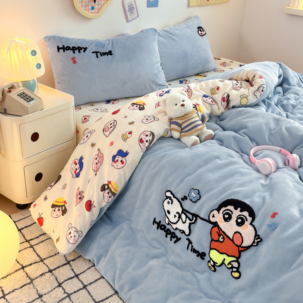 91家纺网 家纺一手货源 找家纺 三元色 2025新款牛奶绒绣花毛巾绣四件套 牛奶绒调皮小新