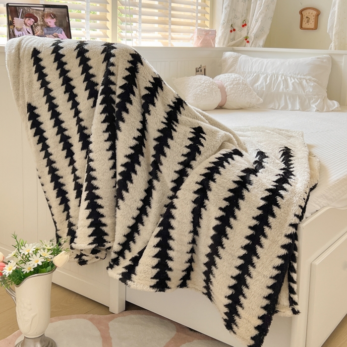 91家纺网 家纺一手货源 找家纺 妖妖家纺 2025新款高克重阳离子羊羔绒保暖双面毛毯 棱间享光