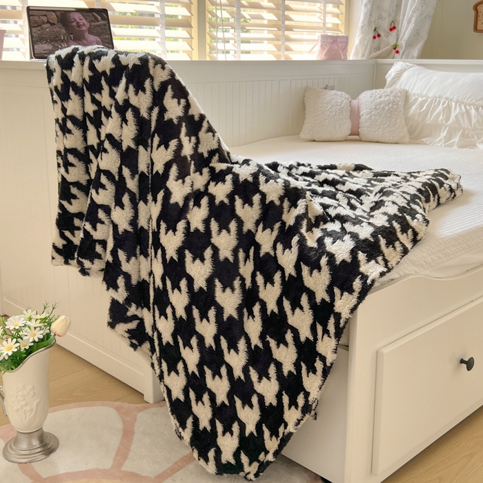 91家纺网 家纺一手货源 找家纺 妖妖家纺 2025新款高克重阳离子羊羔绒保暖双面毛毯 千鸟絮语