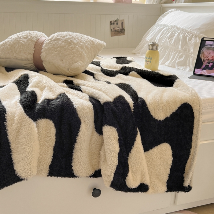 91家纺网 家纺一手货源 找家纺 妖妖家纺 2025新款高克重阳离子羊羔绒保暖双面毛毯 漾花拾波