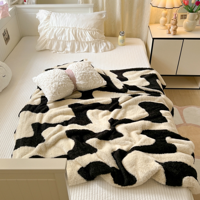 91家纺网 家纺一手货源 找家纺 妖妖家纺 2025新款高克重阳离子羊羔绒保暖双面毛毯 漾花拾波