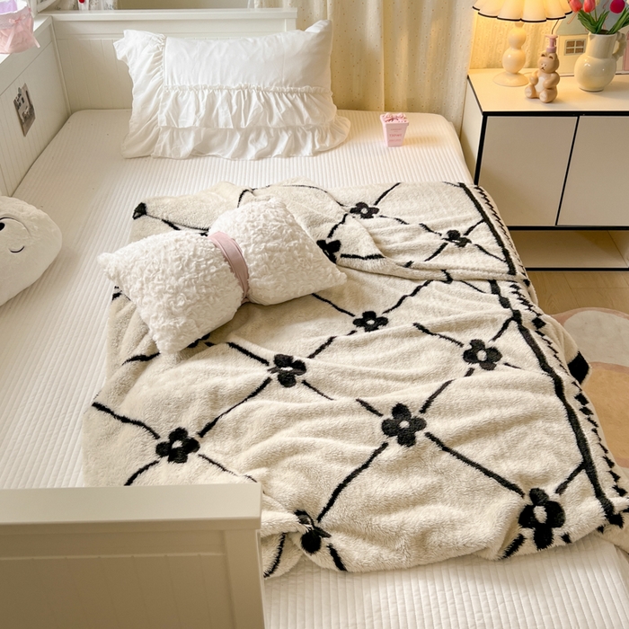 91家纺网 家纺一手货源 找家纺 妖妖家纺 2025新款高克重阳离子羊羔绒保暖双面毛毯 抬花拾趣