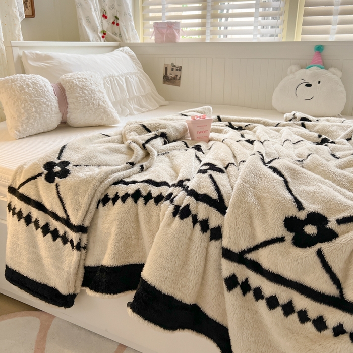 91家纺网 家纺一手货源 找家纺 妖妖家纺 2025新款高克重阳离子羊羔绒保暖双面毛毯 抬花拾趣