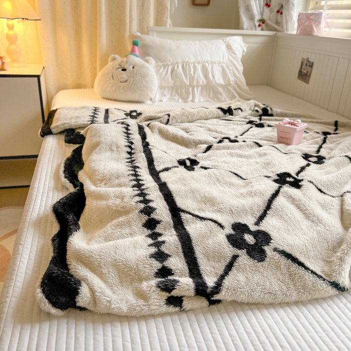 91家纺网 家纺一手货源 找家纺 妖妖家纺 2025新款高克重阳离子羊羔绒保暖双面毛毯 抬花拾趣