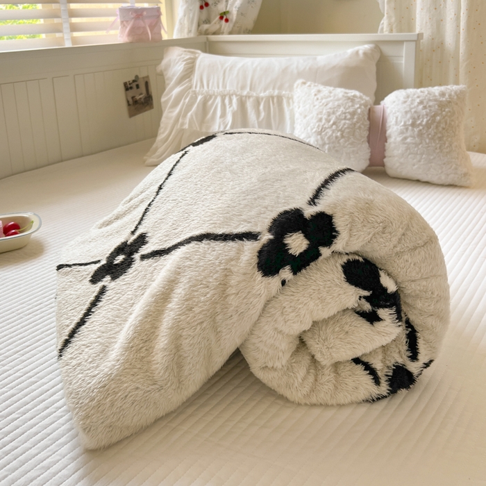 91家纺网 家纺一手货源 找家纺 妖妖家纺 2025新款高克重阳离子羊羔绒保暖双面毛毯 抬花拾趣