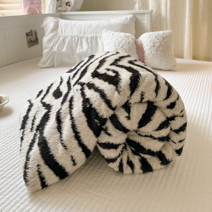 91家纺网 家纺一手货源 找家纺 妖妖家纺 2025新款高克重阳离子羊羔绒保暖双面毛毯 云斑映素