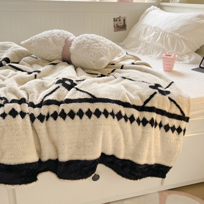 91家纺网 家纺一手货源 找家纺 妖妖家纺 2025新款高克重阳离子羊羔绒保暖双面毛毯 抬花拾趣