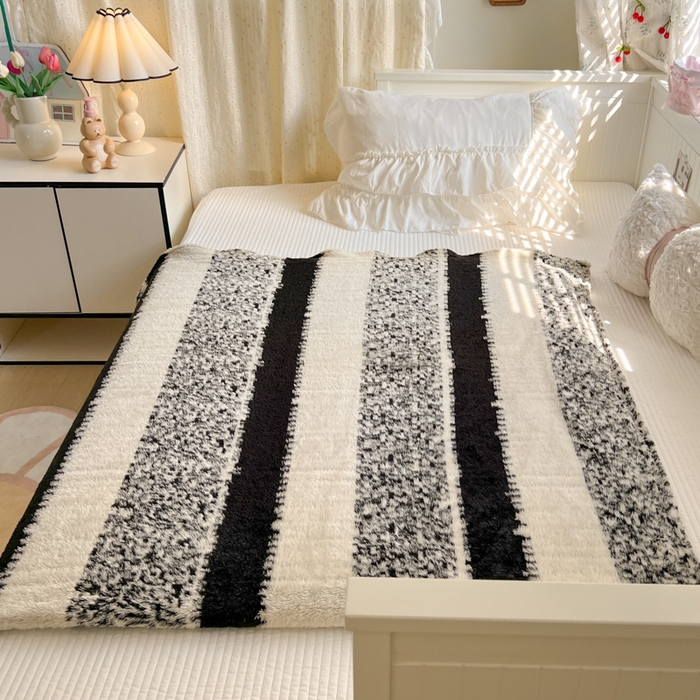 91家纺网 家纺一手货源 找家纺 妖妖家纺 2025新款高克重阳离子羊羔绒保暖双面毛毯 素纹吟风