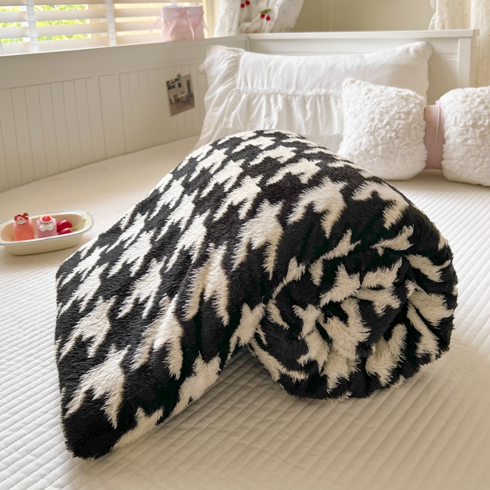 91家纺网 家纺一手货源 找家纺 妖妖家纺 2025新款高克重阳离子羊羔绒保暖双面毛毯 千鸟絮语