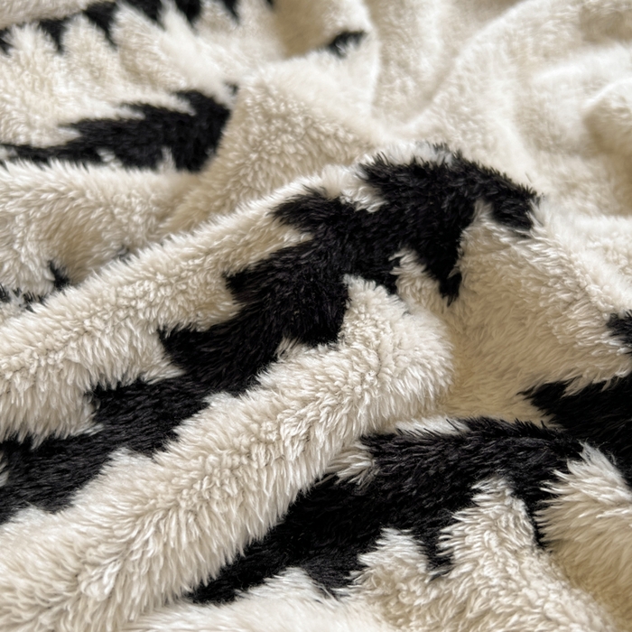 91家纺网 家纺一手货源 找家纺 妖妖家纺 2025新款高克重阳离子羊羔绒保暖双面毛毯 棱间享光