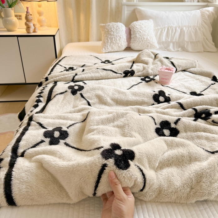 91家纺网 家纺一手货源 找家纺 妖妖家纺 2025新款高克重阳离子羊羔绒保暖双面毛毯 抬花拾趣