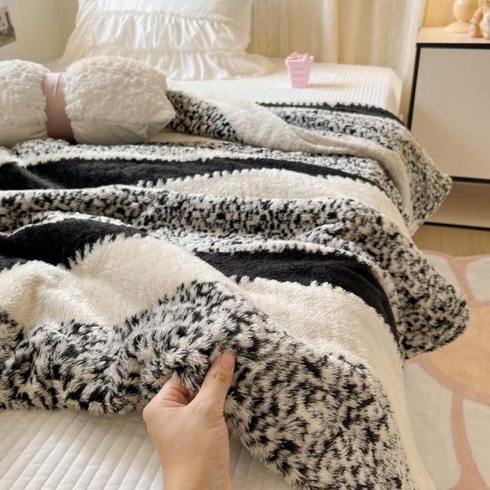 91家纺网 家纺一手货源 找家纺 妖妖家纺 2025新款高克重阳离子羊羔绒保暖双面毛毯 素纹吟风