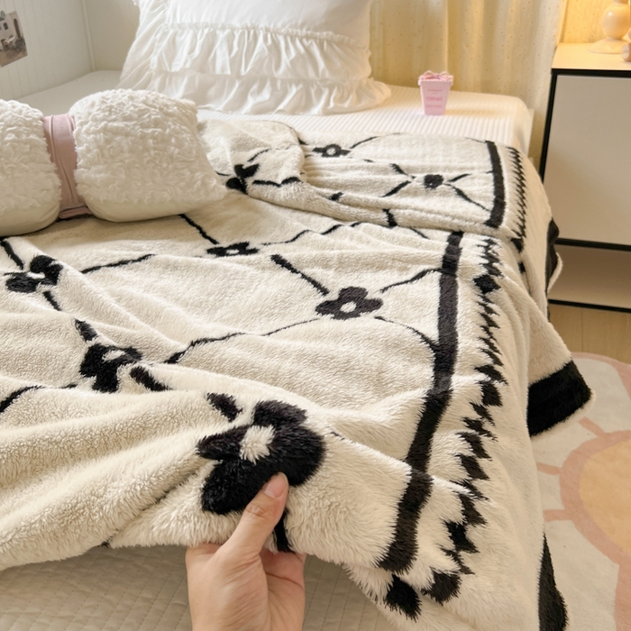 91家纺网 家纺一手货源 找家纺 妖妖家纺 2025新款高克重阳离子羊羔绒保暖双面毛毯 抬花拾趣