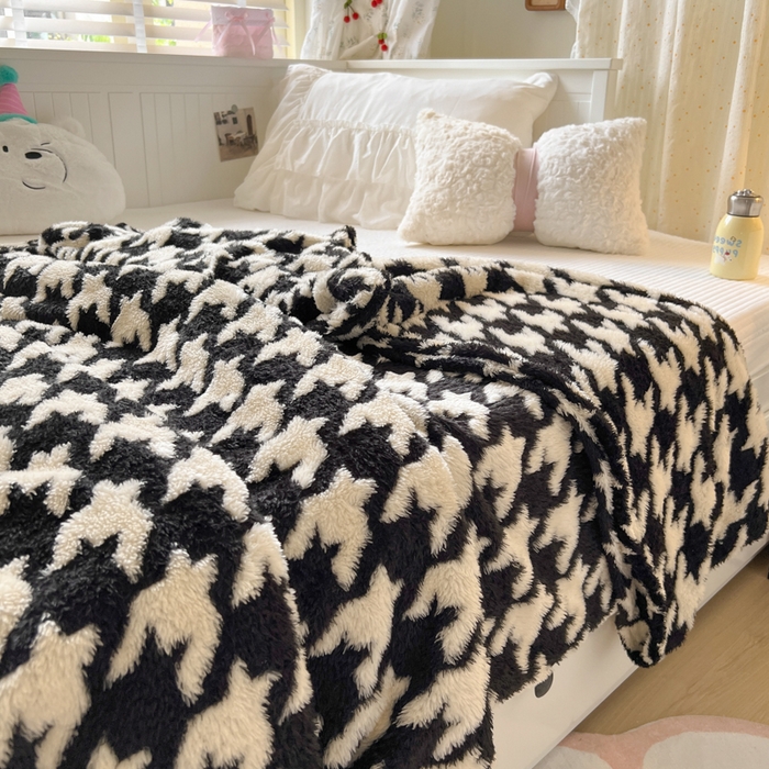 91家纺网 家纺一手货源 找家纺 妖妖家纺 2025新款高克重阳离子羊羔绒保暖双面毛毯 千鸟絮语