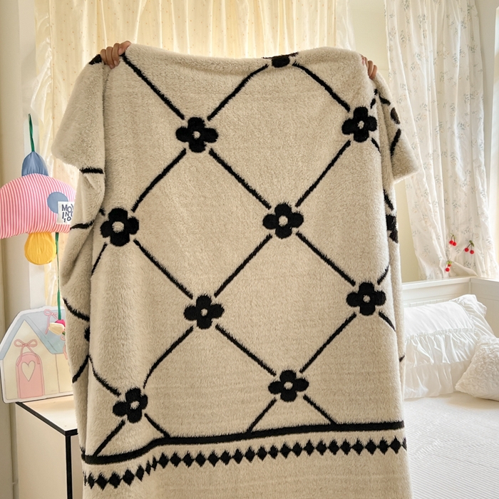 91家纺网 家纺一手货源 找家纺 妖妖家纺 2025新款高克重阳离子羊羔绒保暖双面毛毯 抬花拾趣