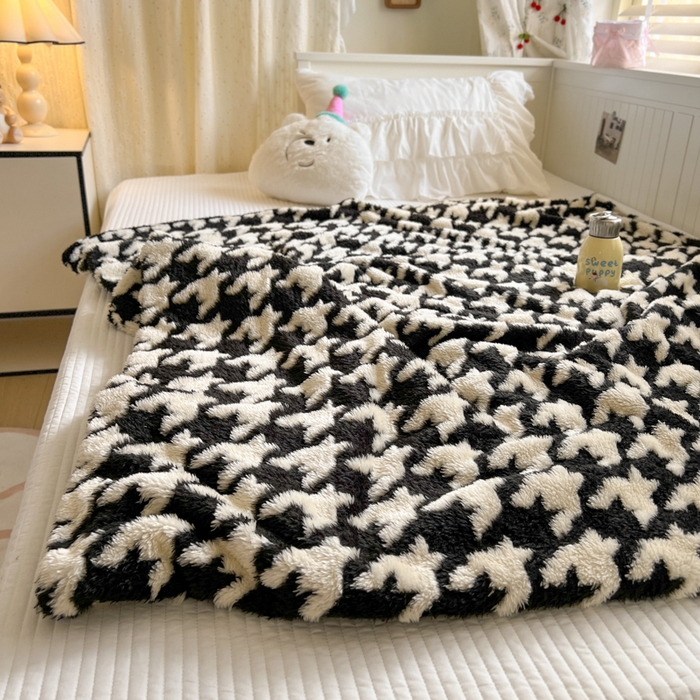 91家纺网 家纺一手货源 找家纺 妖妖家纺 2025新款高克重阳离子羊羔绒保暖双面毛毯 千鸟絮语