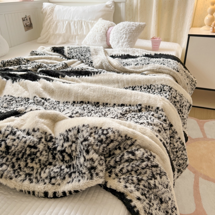 91家纺网 家纺一手货源 找家纺 妖妖家纺 2025新款高克重阳离子羊羔绒保暖双面毛毯 素纹吟风