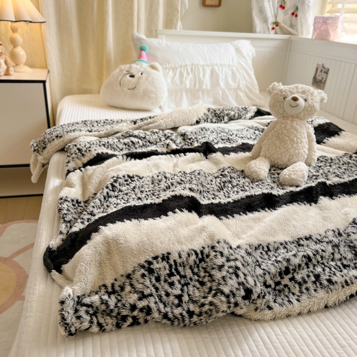 91家纺网 家纺一手货源 找家纺 妖妖家纺 2025新款高克重阳离子羊羔绒保暖双面毛毯 素纹吟风