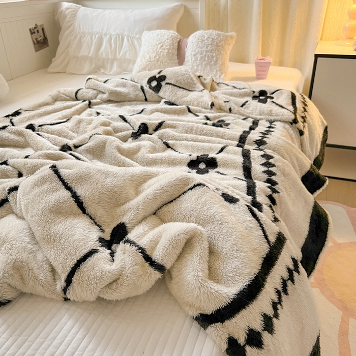 91家纺网 家纺一手货源 找家纺 妖妖家纺 2025新款高克重阳离子羊羔绒保暖双面毛毯 抬花拾趣