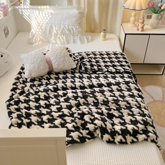 91家纺网 家纺一手货源 找家纺 妖妖家纺 2025新款高克重阳离子羊羔绒保暖双面毛毯 千鸟絮语