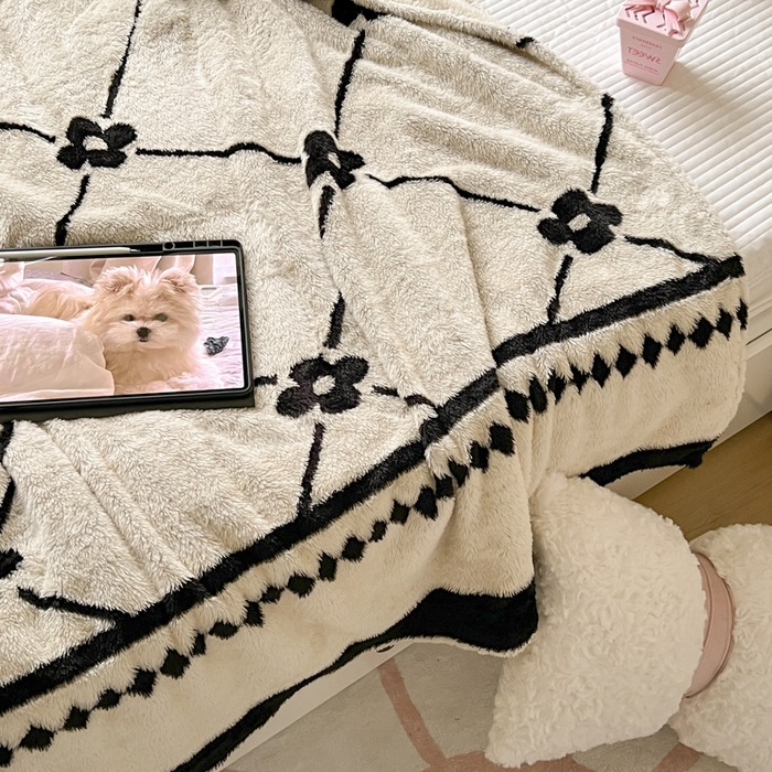 91家纺网 家纺一手货源 找家纺 妖妖家纺 2025新款高克重阳离子羊羔绒保暖双面毛毯 抬花拾趣