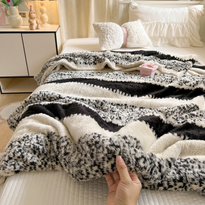 91家纺网 家纺一手货源 找家纺 妖妖家纺 2025新款高克重阳离子羊羔绒保暖双面毛毯 素纹吟风