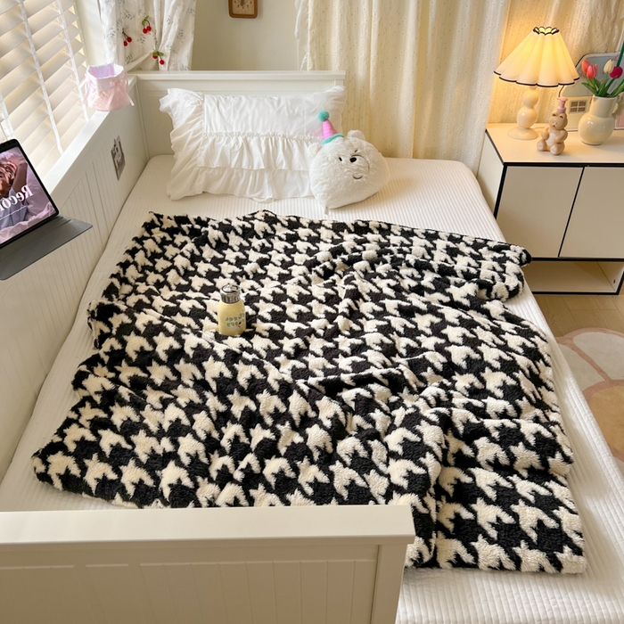 91家纺网 家纺一手货源 找家纺 妖妖家纺 2025新款高克重阳离子羊羔绒保暖双面毛毯 千鸟絮语