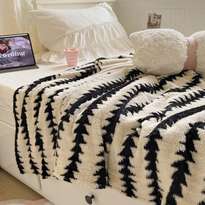 91家纺网 家纺一手货源 找家纺 妖妖家纺 2025新款高克重阳离子羊羔绒保暖双面毛毯 棱间享光