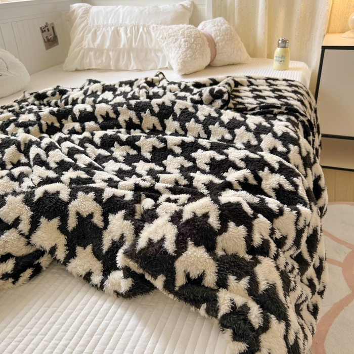 91家纺网 家纺一手货源 找家纺 妖妖家纺 2025新款高克重阳离子羊羔绒保暖双面毛毯 千鸟絮语