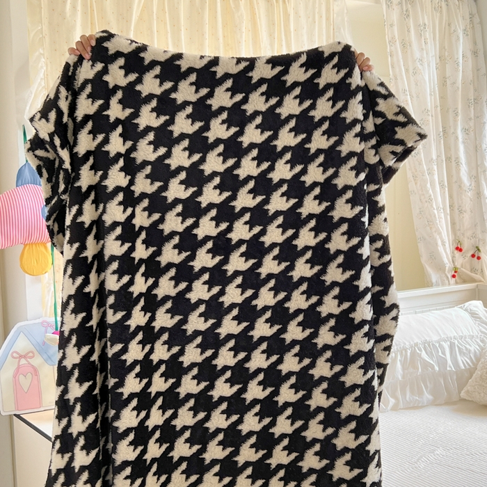 91家纺网 家纺一手货源 找家纺 妖妖家纺 2025新款高克重阳离子羊羔绒保暖双面毛毯 千鸟絮语