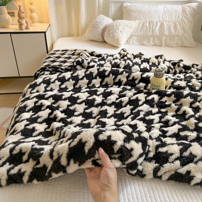 91家纺网 家纺一手货源 找家纺 妖妖家纺 2025新款高克重阳离子羊羔绒保暖双面毛毯 千鸟絮语