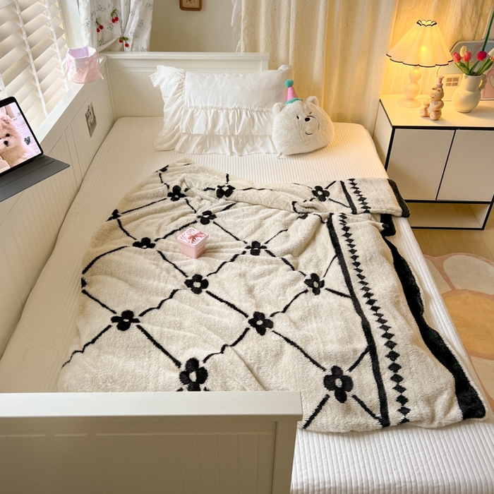 91家纺网 家纺一手货源 找家纺 妖妖家纺 2025新款高克重阳离子羊羔绒保暖双面毛毯 抬花拾趣