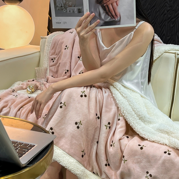 朵朵家纺 2025新款加厚牛奶绒羊羔绒印花多功能盖毯（可定制尺寸 ） 魅惑樱桃