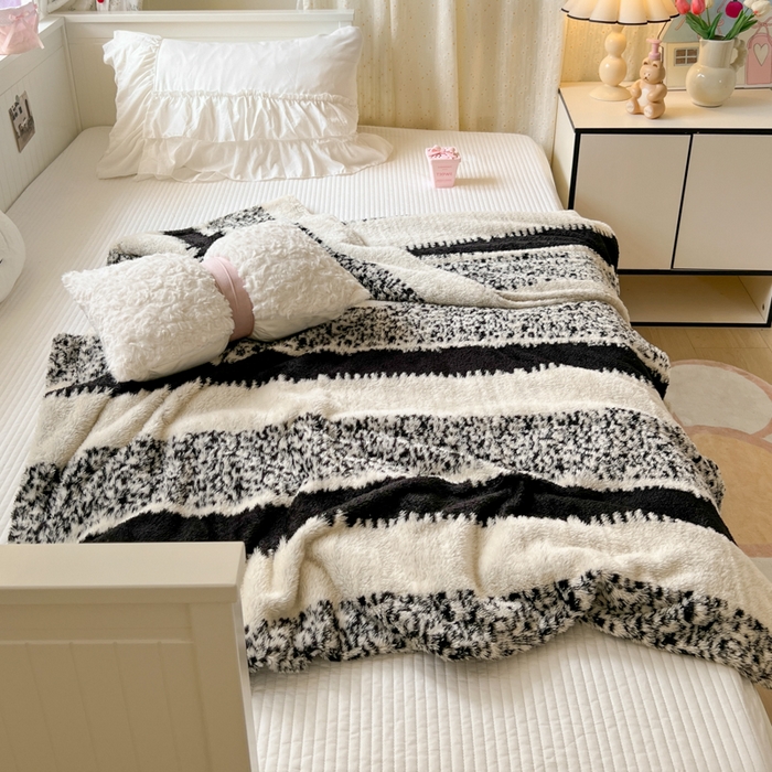 91家纺网 家纺一手货源 找家纺 妖妖家纺 2025新款高克重阳离子羊羔绒保暖双面毛毯 素纹吟风