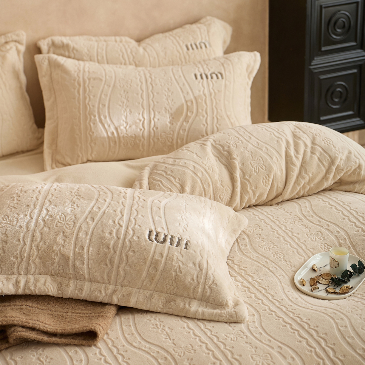 91家纺网 家纺一手货源 找家纺 卡初家居（原微来） 2025新款秋冬亲肤雕花绒绣花四件套-云柔系列（提供买家秀） 云柔-香槟米