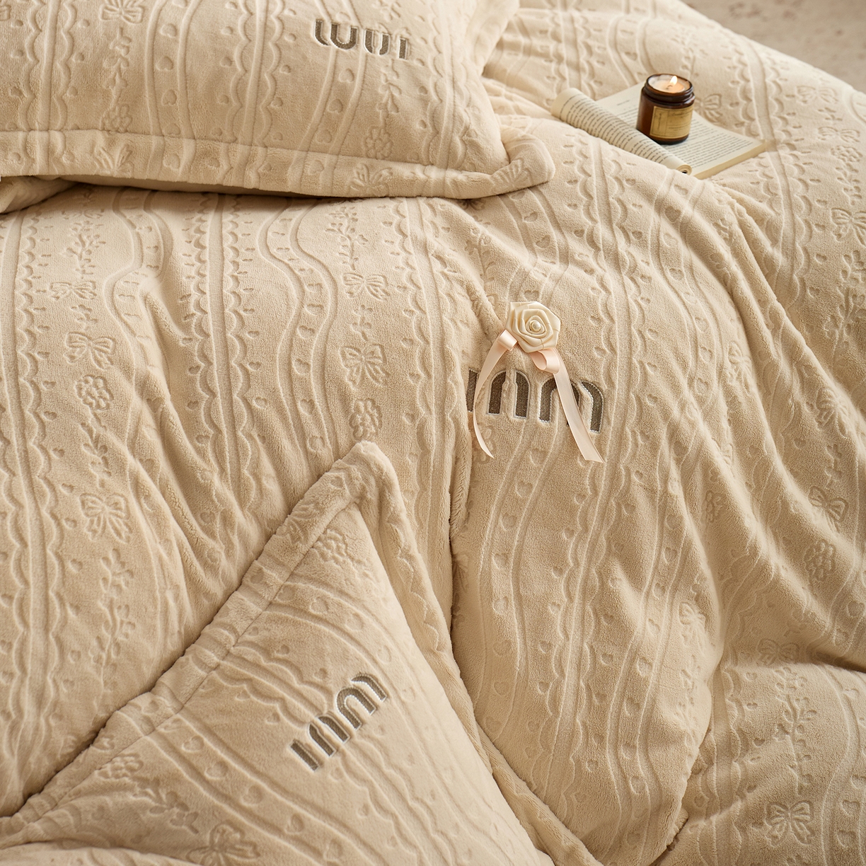 91家纺网 家纺一手货源 找家纺 卡初家居（原微来） 2025新款秋冬亲肤雕花绒绣花四件套-云柔系列（提供买家秀） 云柔-香槟米