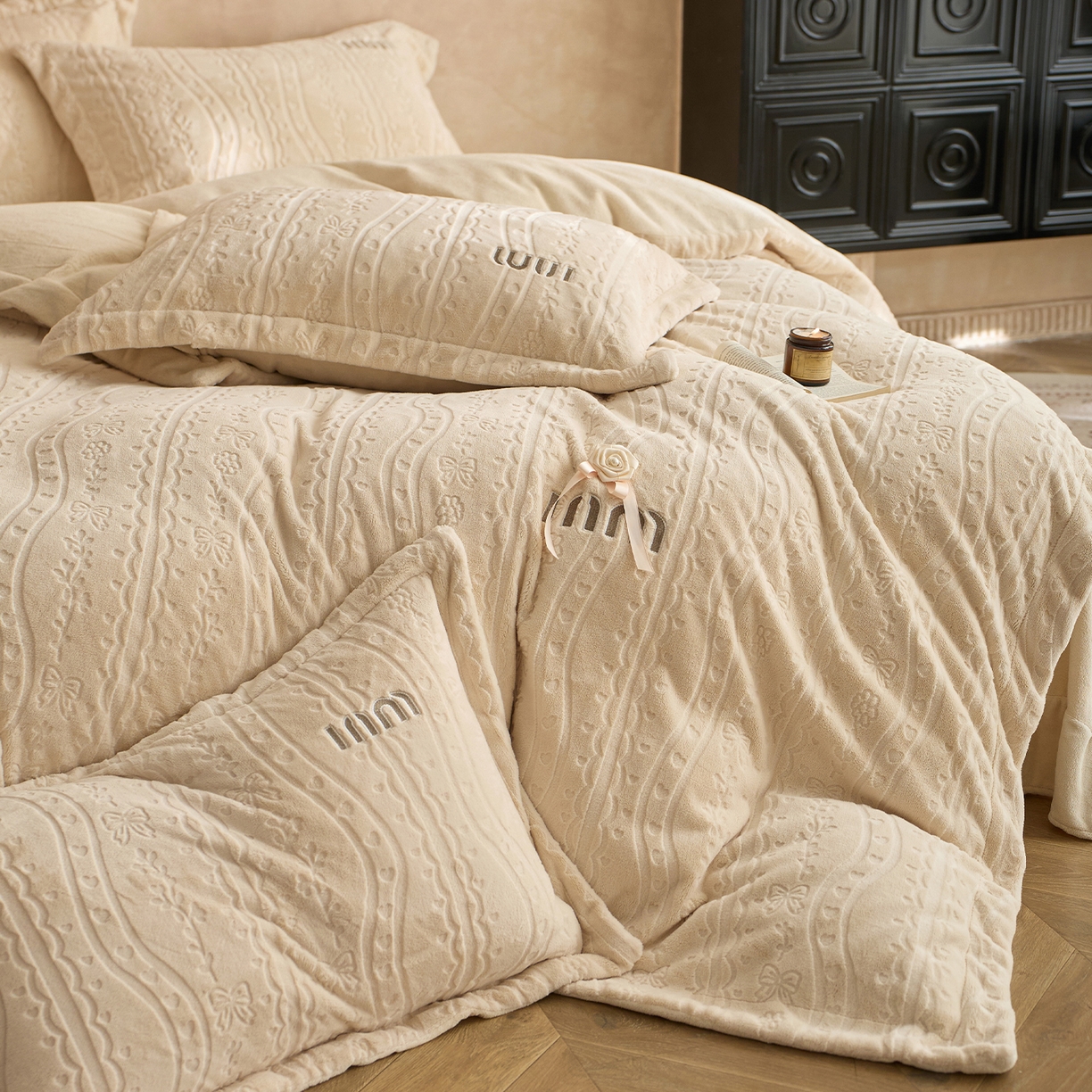 91家纺网 家纺一手货源 找家纺 卡初家居（原微来） 2025新款秋冬亲肤雕花绒绣花四件套-云柔系列（提供买家秀） 云柔-香槟米