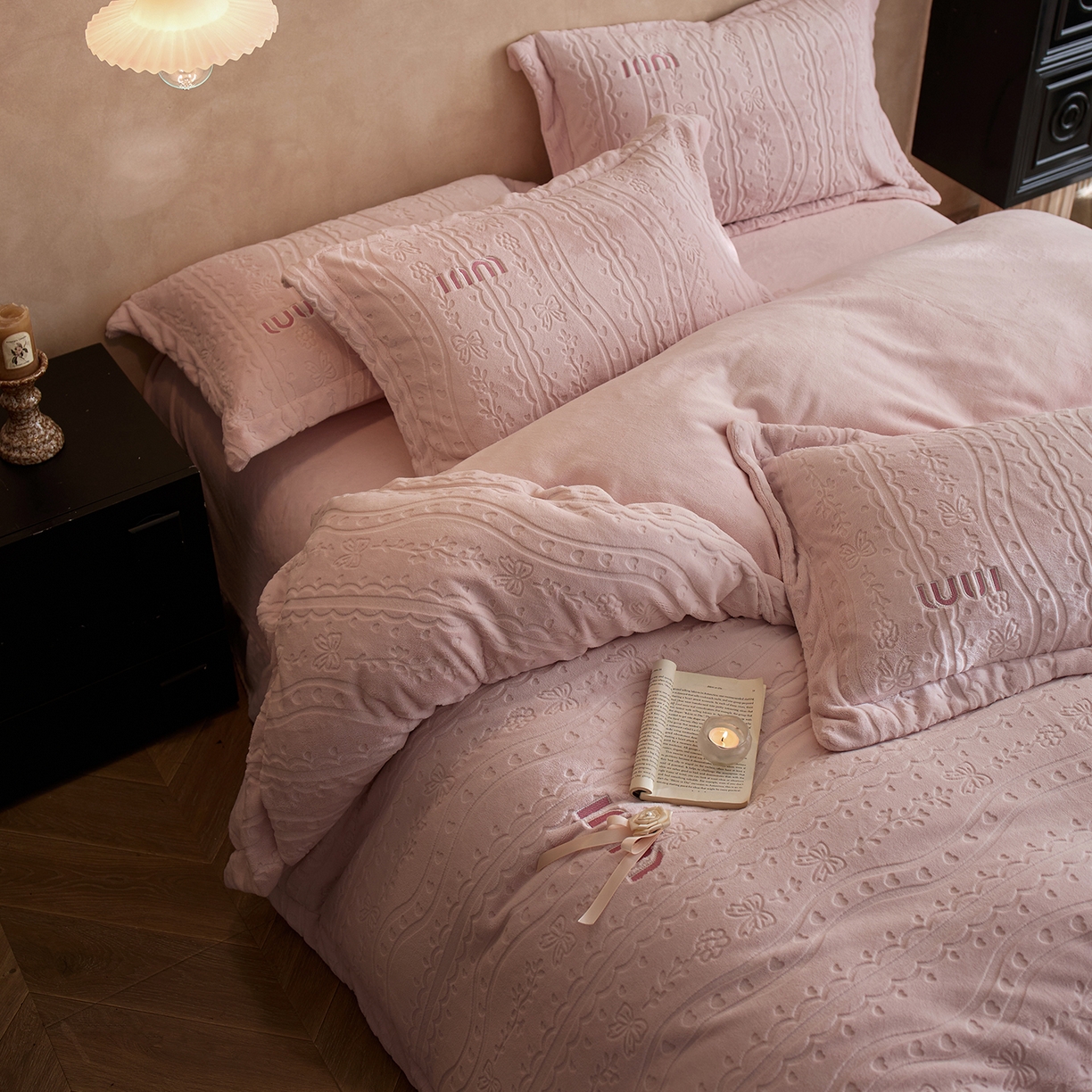 91家纺网 家纺一手货源 找家纺 卡初家居（原微来） 2025新款秋冬亲肤雕花绒绣花四件套-云柔系列（提供买家秀） 云柔-樱花粉