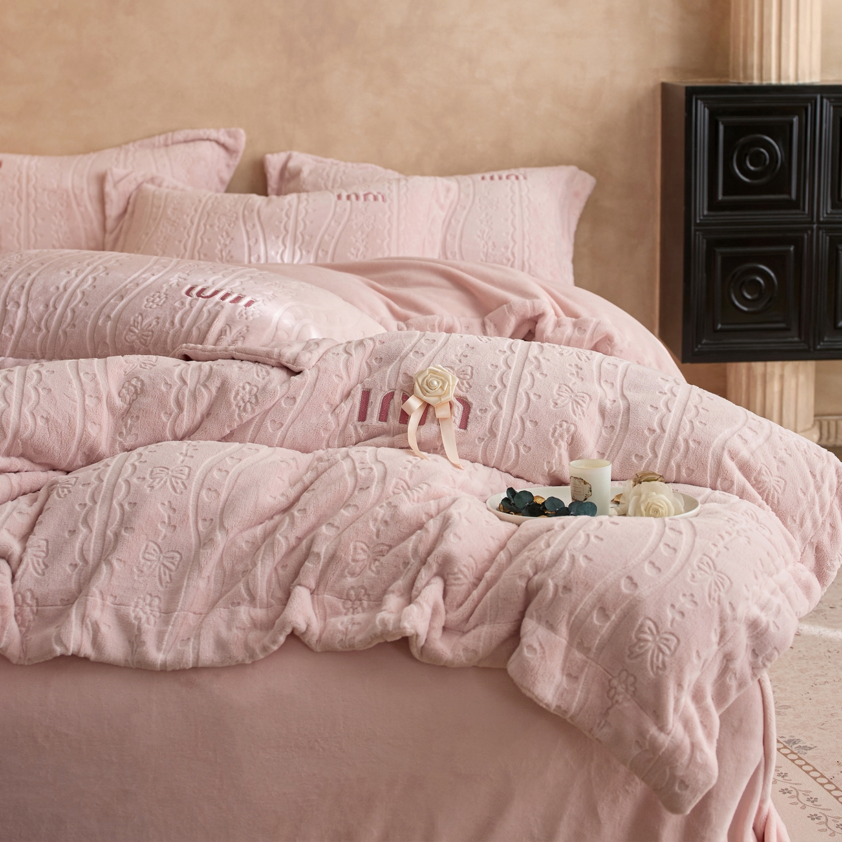 91家纺网 家纺一手货源 找家纺 卡初家居（原微来） 2025新款秋冬亲肤雕花绒绣花四件套-云柔系列（提供买家秀） 云柔-樱花粉