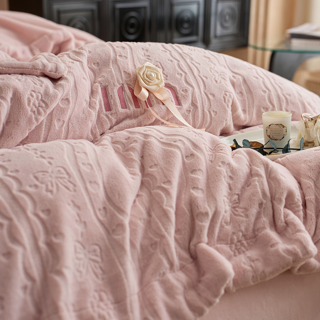 91家纺网 家纺一手货源 找家纺 卡初家居（原微来） 2025新款秋冬亲肤雕花绒绣花四件套-云柔系列（提供买家秀） 云柔-樱花粉