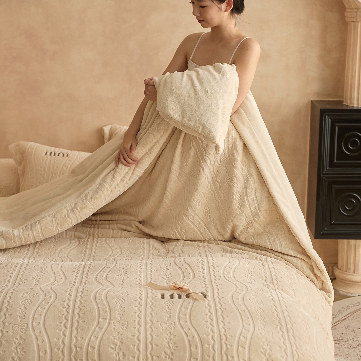 91家纺网 家纺一手货源 找家纺 卡初家居（原微来） 2025新款秋冬亲肤雕花绒绣花四件套-云柔系列（提供买家秀） 云柔-香槟米