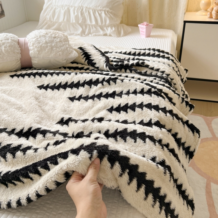 91家纺网 家纺一手货源 找家纺 妖妖家纺 2025新款高克重阳离子羊羔绒保暖双面毛毯 棱间享光