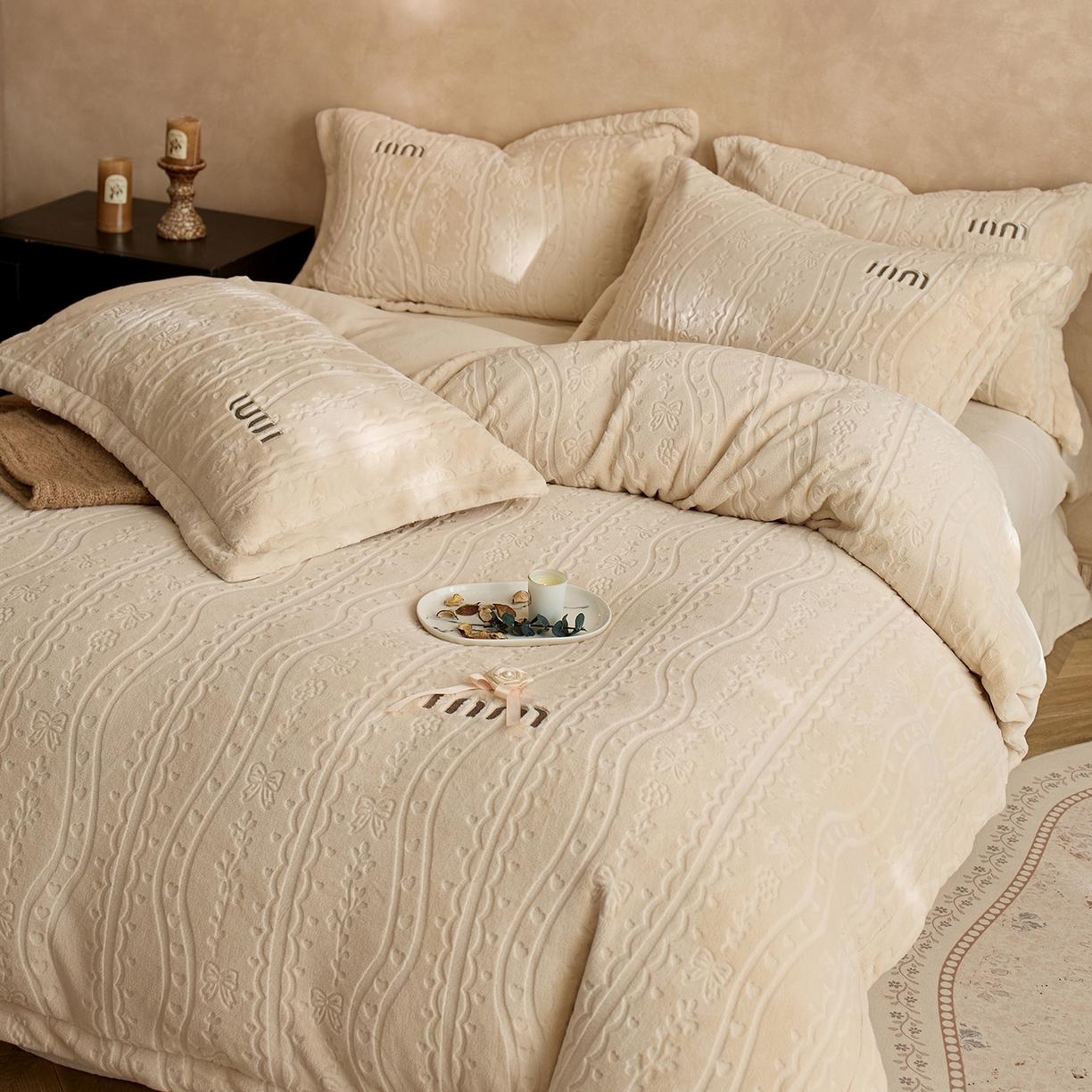 91家纺网 家纺一手货源 找家纺 卡初家居（原微来） 2025新款秋冬亲肤雕花绒绣花四件套-云柔系列（提供买家秀） 云柔-香槟米