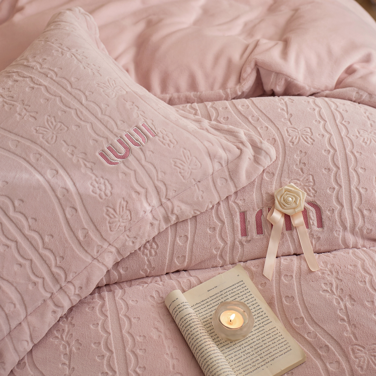 91家纺网 家纺一手货源 找家纺 卡初家居（原微来） 2025新款秋冬亲肤雕花绒绣花四件套-云柔系列（提供买家秀） 云柔-樱花粉