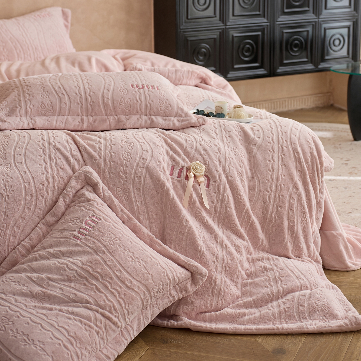 91家纺网 家纺一手货源 找家纺 卡初家居（原微来） 2025新款秋冬亲肤雕花绒绣花四件套-云柔系列（提供买家秀） 云柔-樱花粉