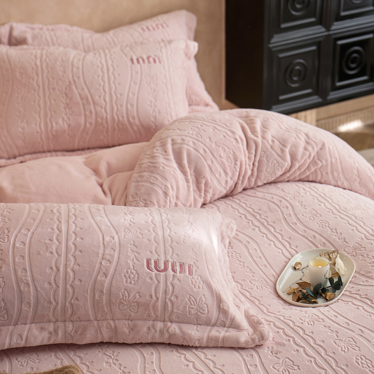 91家纺网 家纺一手货源 找家纺 卡初家居（原微来） 2025新款秋冬亲肤雕花绒绣花四件套-云柔系列（提供买家秀） 云柔-樱花粉