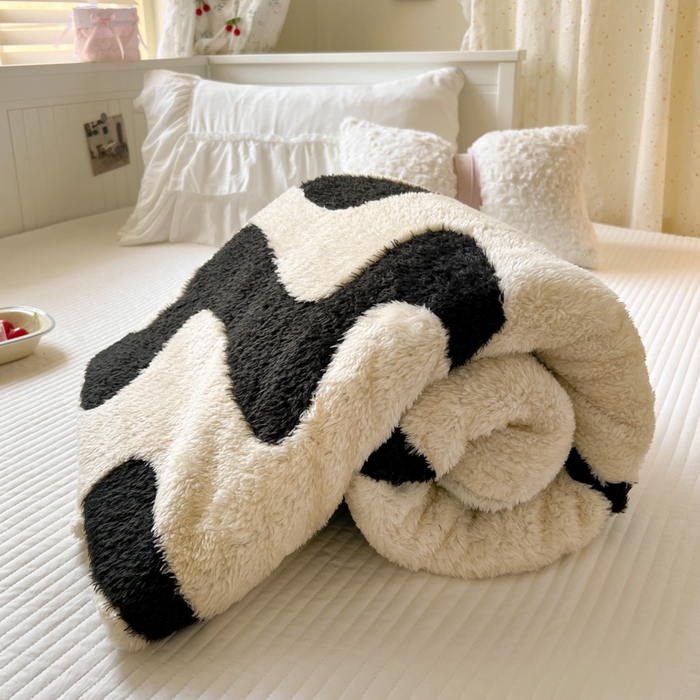 91家纺网 家纺一手货源 找家纺 妖妖家纺 2025新款高克重阳离子羊羔绒保暖双面毛毯 漾花拾波