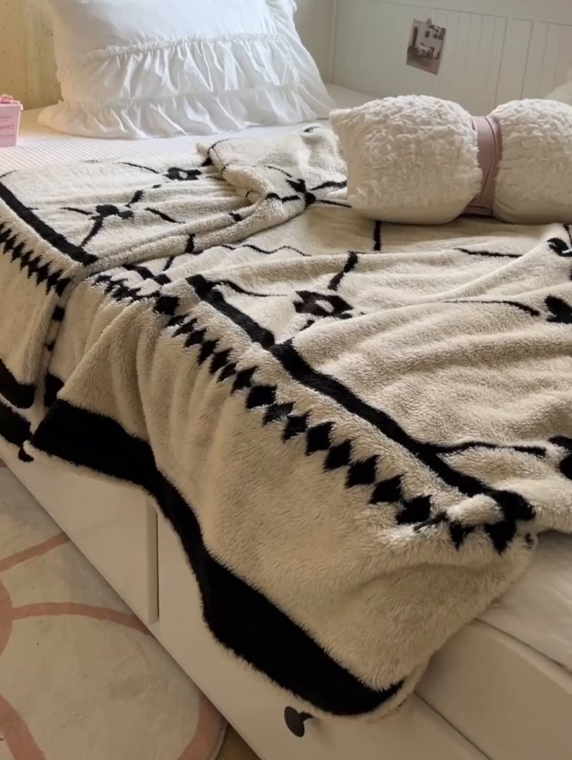 91家纺网 家纺一手货源 找家纺 妖妖家纺 2025新款高克重阳离子羊羔绒保暖双面毛毯 抬花拾趣